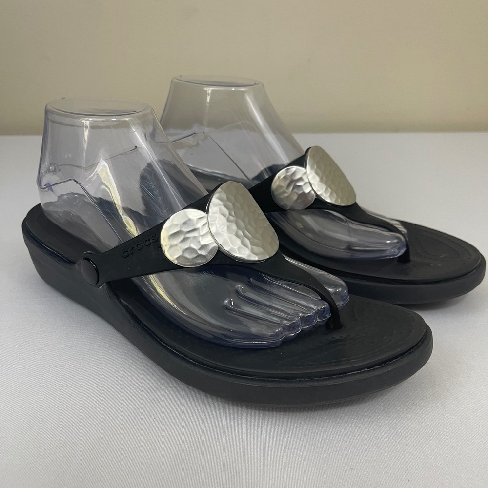 Crocs Sanrah Womens 10 Black Hammered Circle Medallion Thong Sandals Flip Flops - Picture 1 of 10